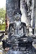 Statue eines Sukhothai-Buddhas vor Phra Attharot