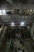 Der Parkplatz zwischen dem Erdgeschoss und dem Bahnsteig der U-Bahn, vom künftigen Südeingang des Bahnhofs aus gesehen, Mai&nbsp;2014