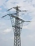An diesem C1-Abspannmast im einkreisigen Abschnitt bei Leingarten sind die inneren Schrägverstrebungen nach unten umgesetzt worden.