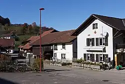 Schädigung eines Ortsbildes durch viele „Nadelstiche“. Ederswiler im Schweizer Jura