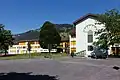 Schulanlage im Dorf