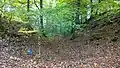 Oberer Halsgraben zw. nördlichen (li.) und mittlerem (re.) Burgplateau