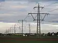 C1-Mast: vorn ein Abspann­mast, dahinter Tragmaste
