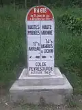 Markierungsstein am Gipfel, der verdeutlicht, dass der Pass die Grenze zwischen den Départements Haute-Garonne und Hautes-Pyrénées bildet.