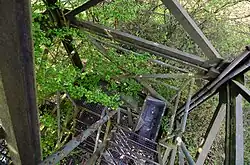 Der „kleine“ Wachturm stand direkt am Zaun auf einem Stahlgerüst …