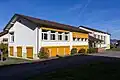 Schulhaus und Turnhalle
