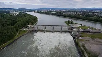 Stauwehr Märkt, rechts neben dem Wehr ist die Zentrale A zu sehen