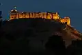 Beleuchtete Burg bei Nacht