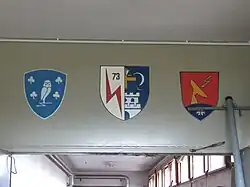 Wappen des Marine­fernmeldesektors 73 im Eingang des Neben­gebäudes des Turms