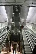 Rolltreppen und Aufzug am nördlichen Ende des Bahnsteigs, März&nbsp;2017