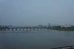 Blick auf Yujiang und die alte Eisenbahnbrücke