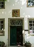 Portal mit (fehlerhaften) Hymmen-Wappen