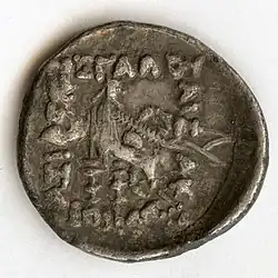 Silberdrachme des Mithridates II. um 100 v. Chr. Aufschrift auf dem Revers: ΒΑΣΙΛΕΩΣ / ΜΕΓΑΛΟΥ / ΑΡΣ-ΑΚΟΥ / ΕΠΙΦΑΝ