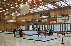 Vorbereitung der Wettkampfhalle mit Flaggen der teilnehmenden Länder an der Hallendecke