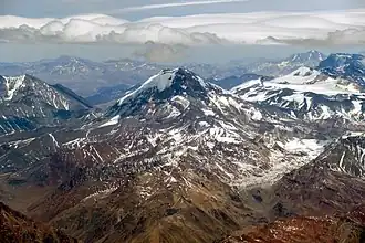 Blick von Norden auf den Tupungato-Dom. Rechts dahinter der aktive Vulkan Tupungatito.