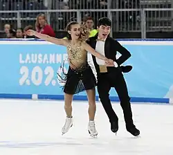 Katarina Wolfkostin und Jeffrey Chen beim Eistanzen