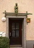 Lesender Knabe in der Dürerstraße 7