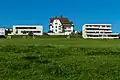 Schulanlage und Wohnblock