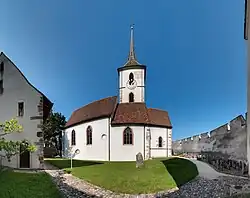 Ansicht des Kirchhofs, links das Beinhaus, rechts im Bild die Sammlung historischer Grenzsteine.