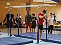 Präparation des Barrens beim Podiumstraining durch das Team Belgien