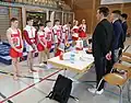 Meldung von Team England beim Kampfgericht vor den Übungen