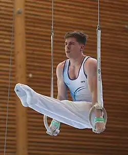an den Ringen,