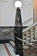 Kugellampe auf dem Treppenabsatz