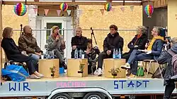 Öffentliche Podiumsdiskussion „Wir machen Stadt“ – vor leerstehendem Restaurant, 2022