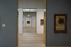 Vorne rechts: Le Grand Duc, deutsch: Der Uhu von Édouard Manet, 1881,[93] angeschnitten: Le Jardinier Vallier von Paul Cézanne, 1906, hinten: Nu couché von Amedeo Modigliani, 1916