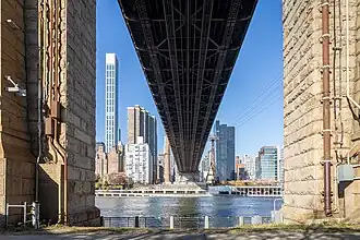 Blick unter der Brücke von Roose­velt Island nach Manhattan, links der Wohn­turm Sutton Tower