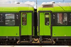 Drehfalttür im geschlossenen Zustand an einem ehemaligen Wagen der Bauart Bimz 264.3, umgebaut zum Bmmz 264.6F, im Dienste von Flixtrain.