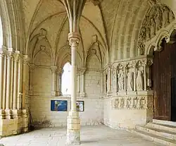 Inneres der Vorhalle, die von einer zentralen Säule gestützt wird