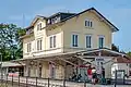 Das Bahnhofsgebäude von den Gleisen aus gesehen