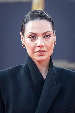 Oberkörperportrait Haley Louise Jones in dunkler Kleidung vor grauer Sponsorenwand