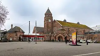 Empfangsgebäude und Bahnhofsvorplatz (Dezember 2025)