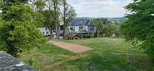 Blick auf das nordöstliche Burggelände Richtung Torhaus