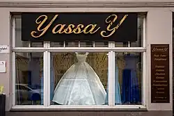 Schaufenster mit einem Brautkleid