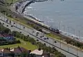 Straßen und Bahnlinien unmittelbar an der Küste