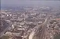 Vordergrund: Bahnhof Stadlau; Hintergrund: Abzweigung Marchegger von Laaer Ostbahn mit Station E.-Karl-Straße (Ansicht von 1993)