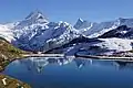 Schreckhorn (links) von Nordwesten, vom unteren Bachalpsee aus gesehen (2017). Im Hintergrund das Finsteraarhorn.