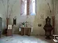 Blick auf den Altartisch und die Taufe