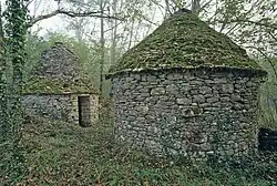 Steinhütten nahe dem Weiler Le Coudounier