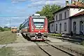 Ein ungarischer Zug (links) und ein serbischer Zug im Grenzbahnhof Horgoš (2013)