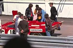 Der Ferrari 512M von David Weir und Chris Craft beim 24-Stunden-Rennen von Le Mans 1971: Craft im blauen Overall neben dem Wagen stehend