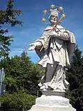 Nepomuk-Statue auf der Naabbrücke vor der Einfahrt zum Schlosspark