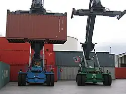 Zwei Reachstacker von vorn