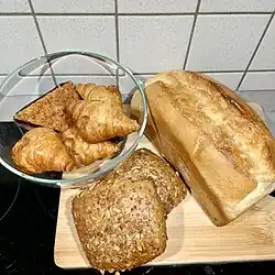 Brot, Brötchen, Croissants, Nussecken