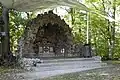 Nachgebildete „Franziskusgrotte“, Zeltdach für Gottesdienste im Freien
