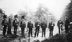 Ehemaliges Dreiländereck von Belgien, Luxemburg und Deutschland nördlich von Huldange. Aufnahme um 1910. Belgische, luxemburgische und preußische Gendarmen zwischen der belgisch-luxemburgischen Grenzmarkierung LB 286