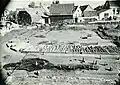 Nordwestlicher Lagerbereich während der Ausgrabungen 1942 mit den Balkenfundamenten der ältesten Umwehrung. Die aufrecht stehenden Hölzer im Vordergrund gehören einer späteren Phase an.